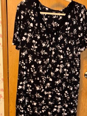 Simply Vera Wang Black Floral Scoop-Neck breezy dress.